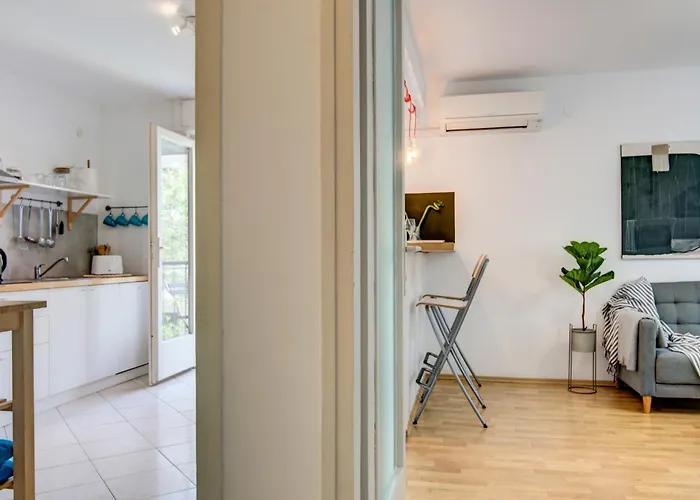 Centar White Apartment *